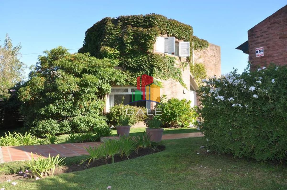 Gale Propiedades & Escribanía Casa ID.1997 - Hermosa casa en alquiler en la barrra