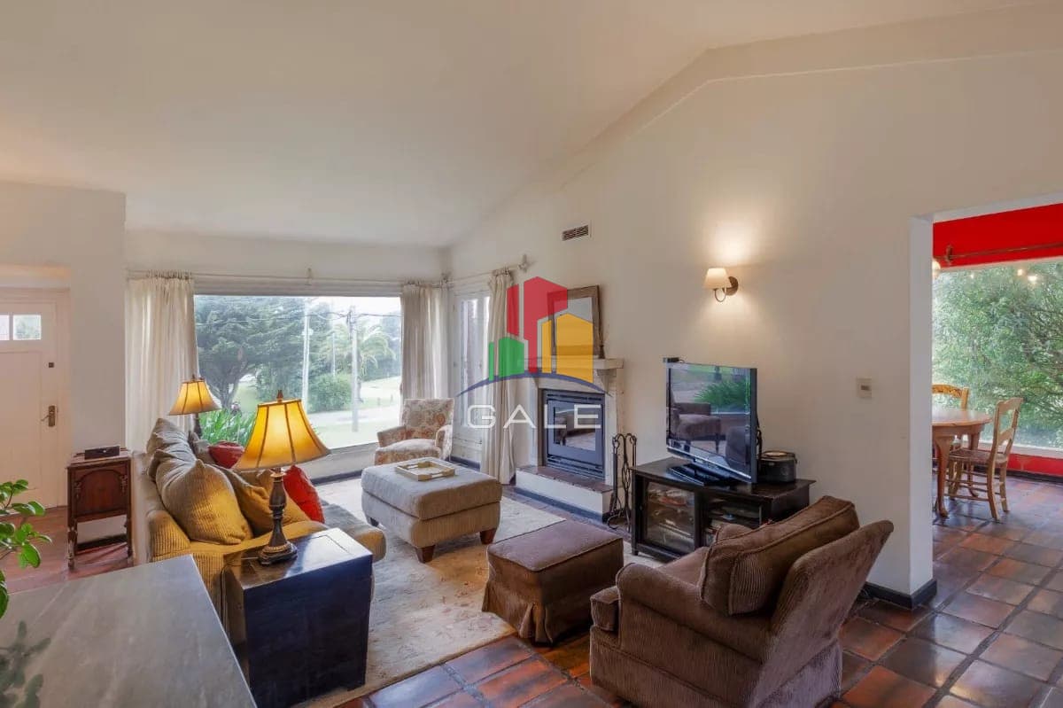 Hermosa casa en Alquiler anual en San Fernando con vista parcial del mar  -