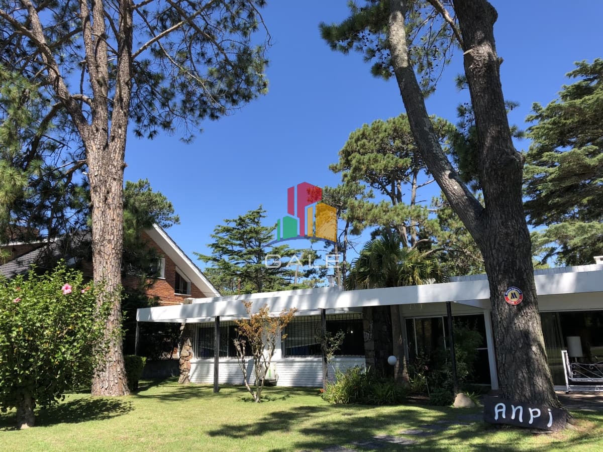 Hermosa casa en Mansa a dos cuadras del Mar en alquiler anual  -