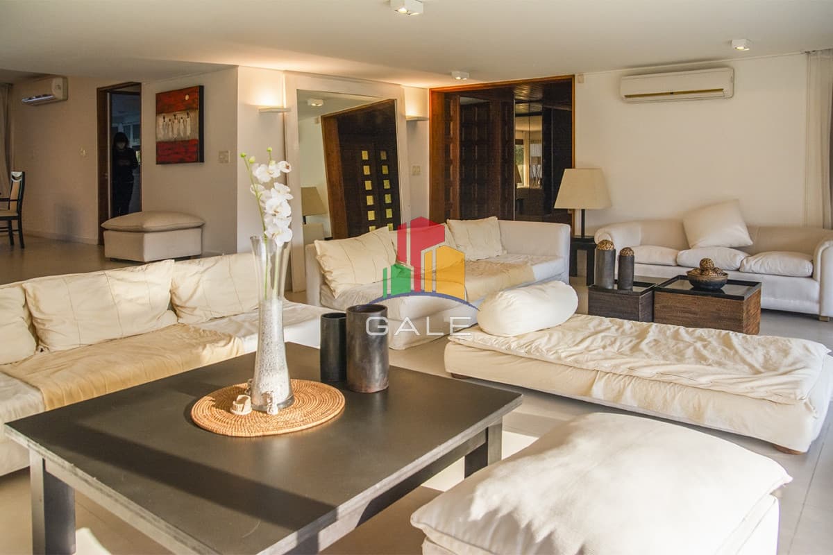 Gale Propiedades & Escribanía Casa ID.3289 - Casa a la venta en playa mansa Punta Del Este, gran tamaño ubicada en zona privilegiada.