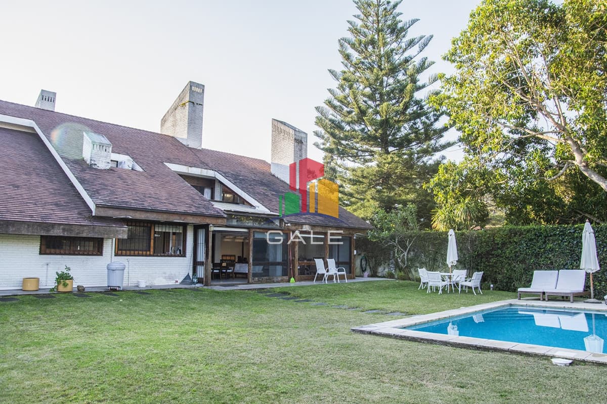 Gale Propiedades & Escribanía Casa ID.3289 - Casa a la venta en playa mansa Punta Del Este, gran tamaño ubicada en zona privilegiada.
