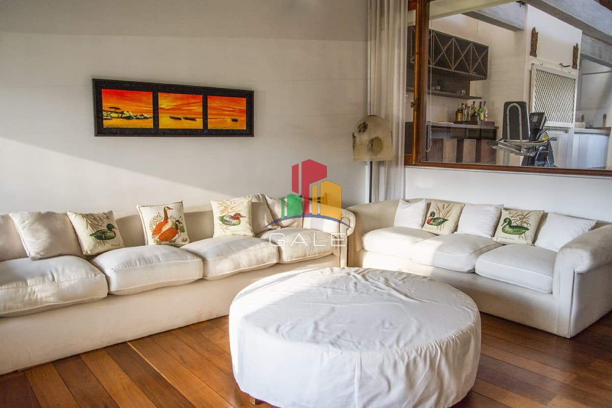 Gale Propiedades & Escribanía Casa ID.3289 - Casa a la venta en playa mansa Punta Del Este, gran tamaño ubicada en zona privilegiada.