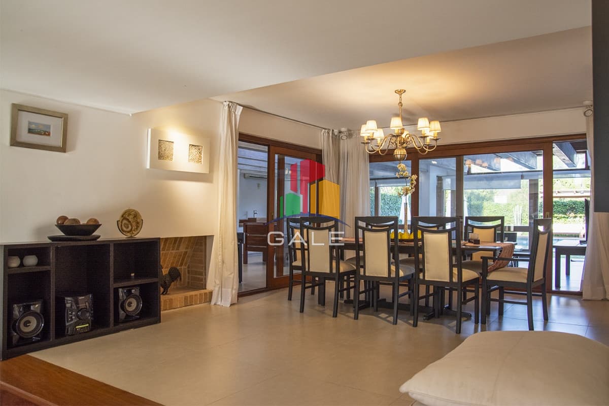 Gale Propiedades & Escribanía Casa ID.3289 - Casa a la venta en playa mansa Punta Del Este, gran tamaño ubicada en zona privilegiada.