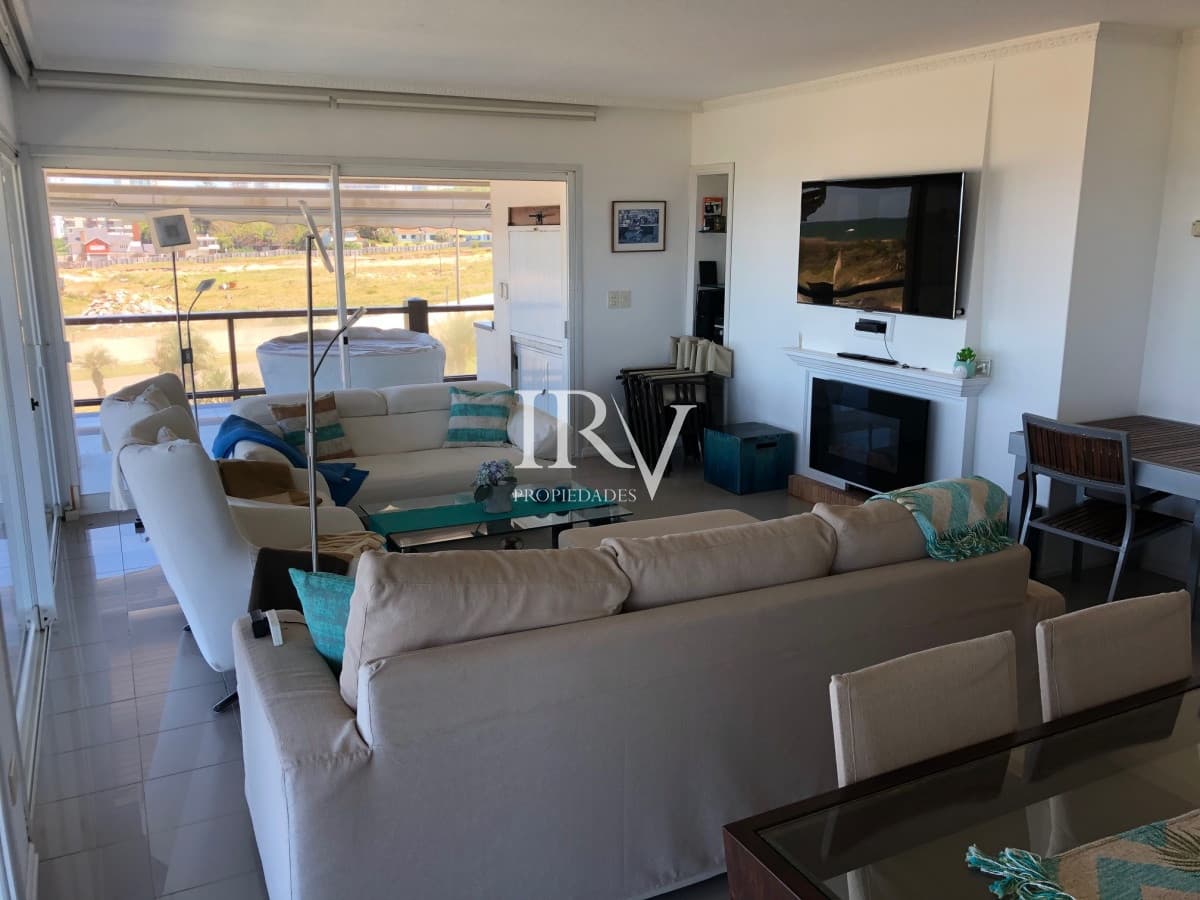 Alquiler Apartamento 4 Suites 2 garajes. Frente a Playa Brava