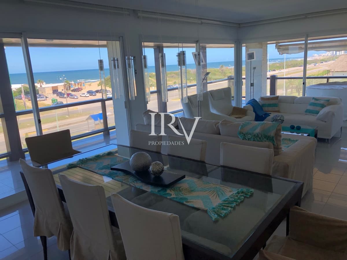 Alquiler Apartamento 4 Suites 2 garajes. Frente a Playa Brava