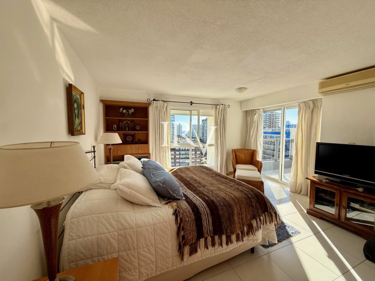 IRV PROPIEDADES Apartamento ID.1019 - Penthouse duplex con parrillero exclusivo en Playa Brava de Punta del Este