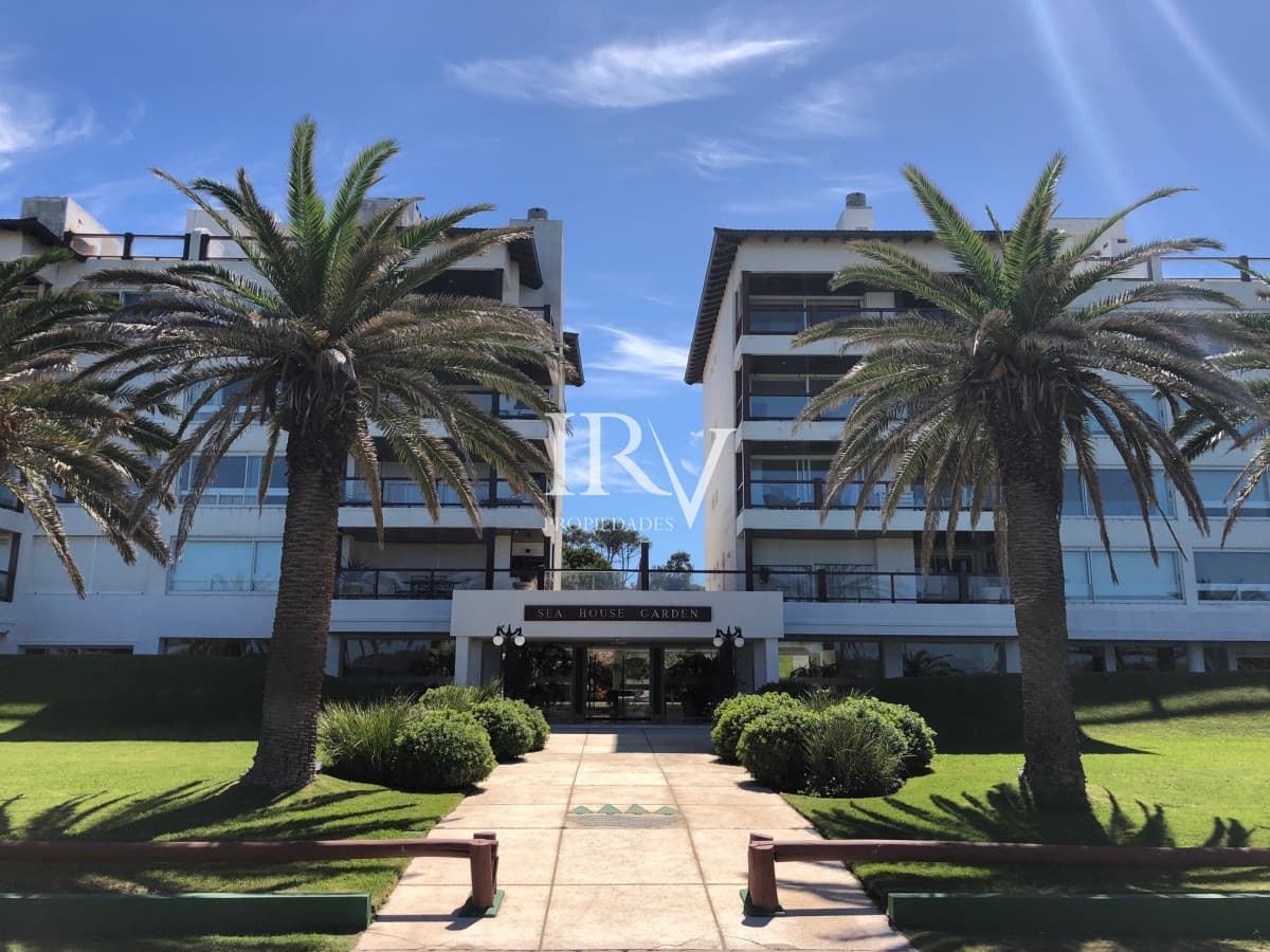 Alquiler Apartamento 4 Suites 2 garajes. Frente a Playa Brava