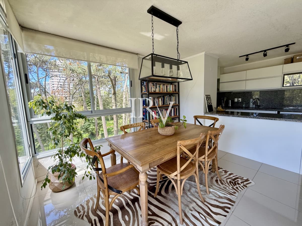 IRV PROPIEDADES Apartamento ID.1126 - Apartamento en Venta  Muy lindo. Buena orientación solar. 2 dorm y 2 baños.