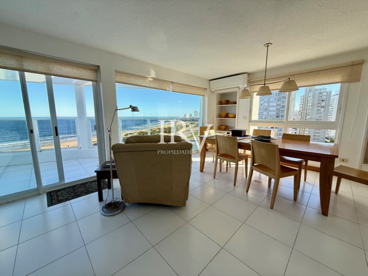 IRV PROPIEDADES Apartamento ID.1019 - Penthouse duplex con parrillero exclusivo en Playa Brava de Punta del Este