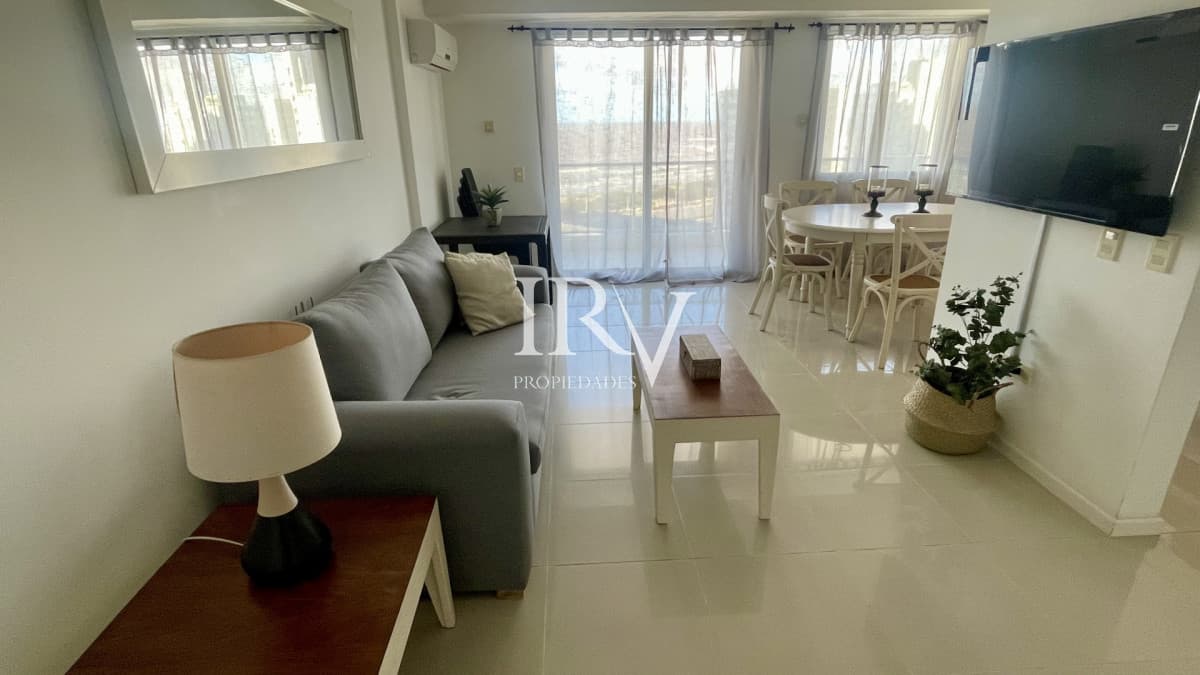 Apartamento en Alquiler Anual   Torre Nueva con Servicios. Vista al Mar