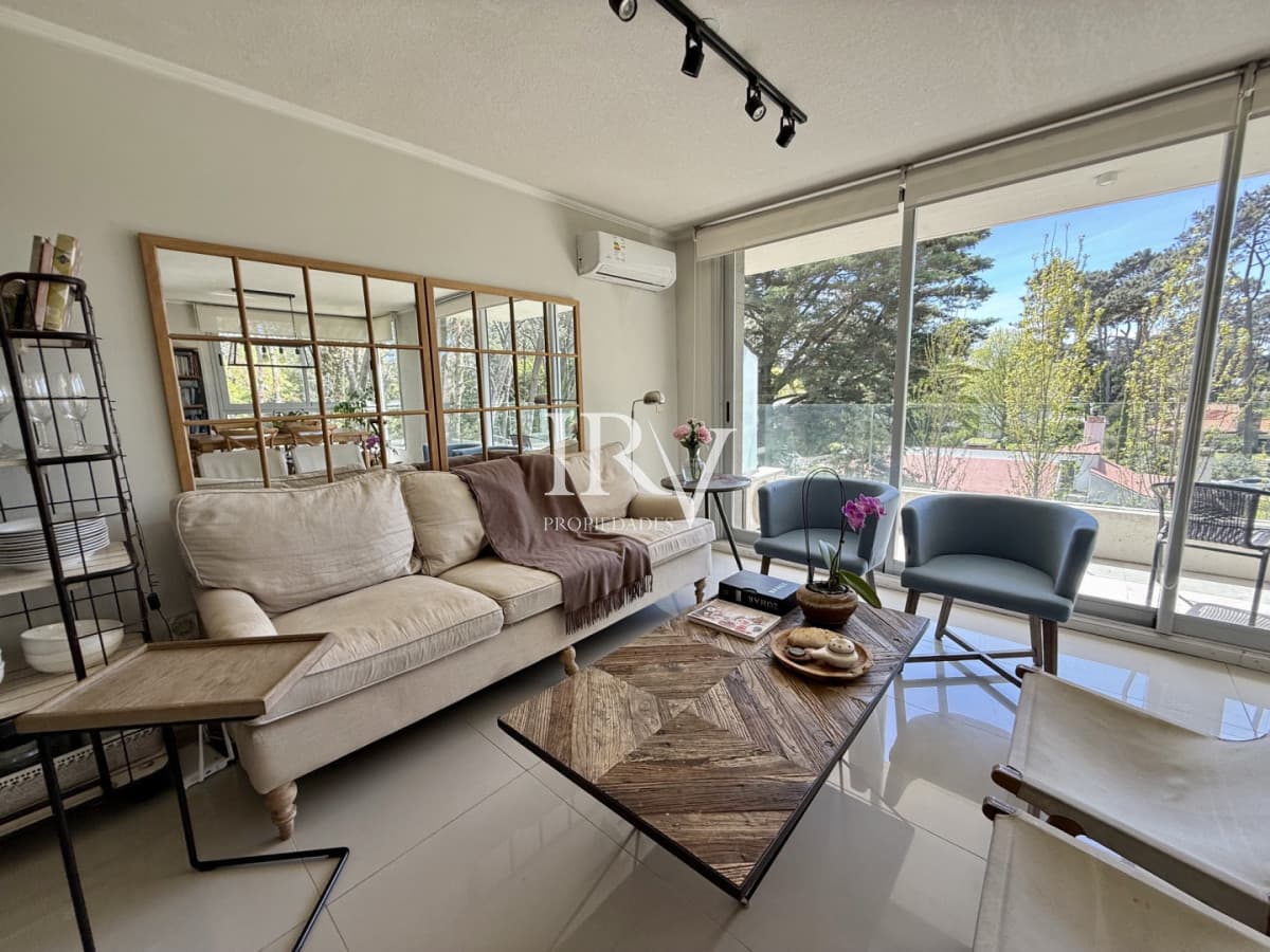 IRV PROPIEDADES Apartamento ID.1126 - Apartamento en Venta  Muy lindo. Buena orientación solar. 2 dorm y 2 baños.