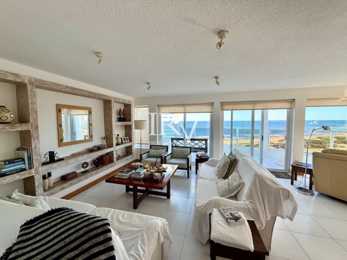 IRV PROPIEDADES Apartamento ID.1019 - Penthouse duplex con parrillero exclusivo en Playa Brava de Punta del Este