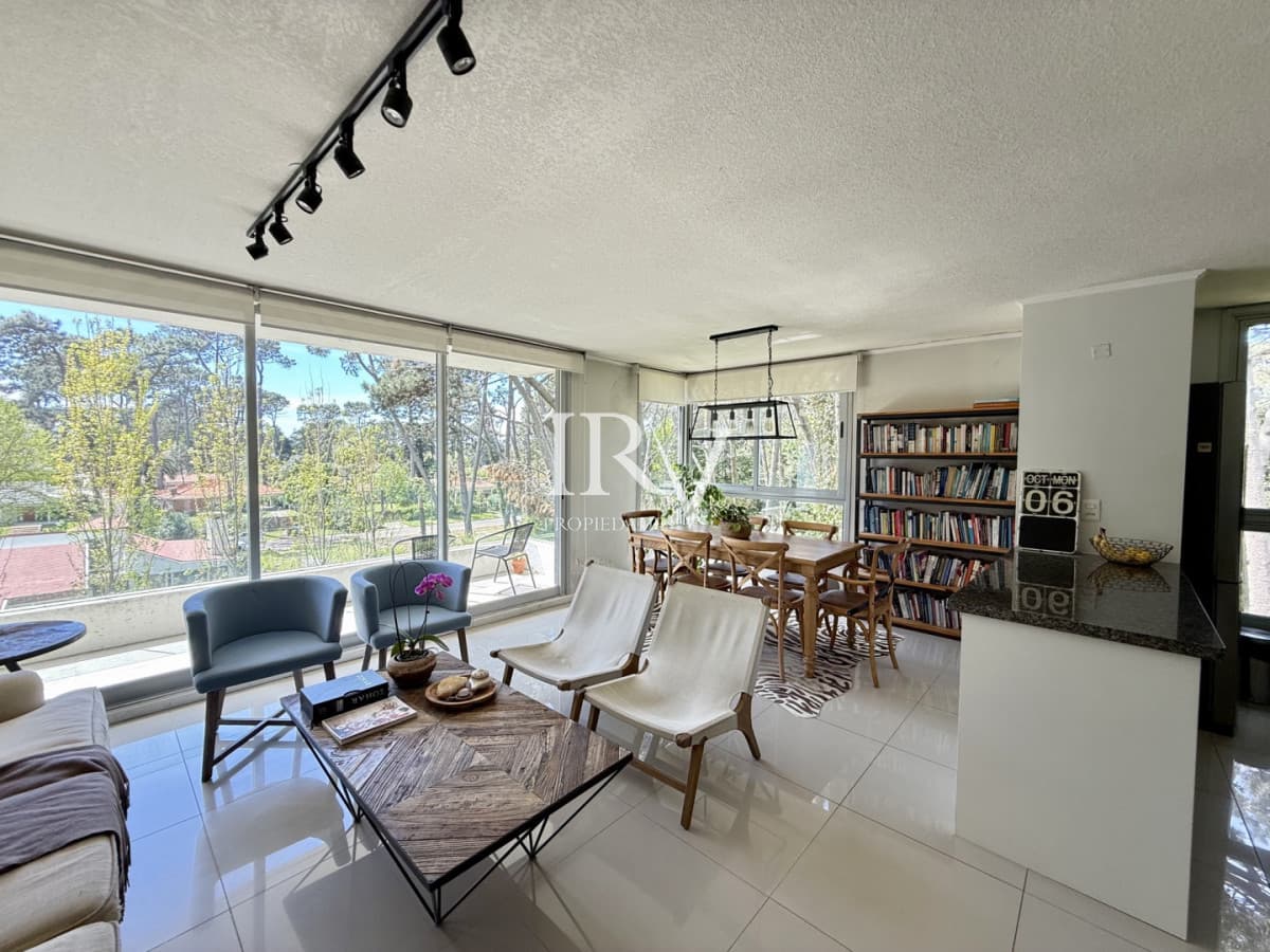 IRV PROPIEDADES Apartamento ID.1126 - Apartamento en Venta  Muy lindo. Buena orientación solar. 2 dorm y 2 baños.