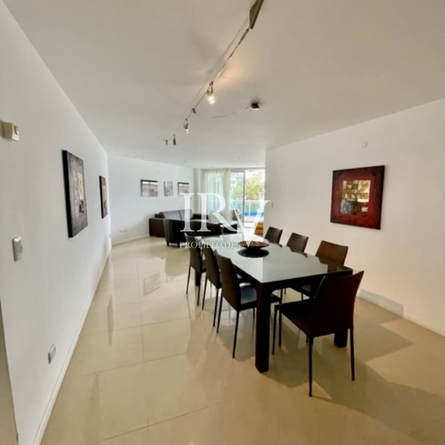 IRV PROPIEDADES Apartamento ID.126 - Oportunidad Real. Apartamento en Venta a 50m de la Playa Brava en Punta del Este