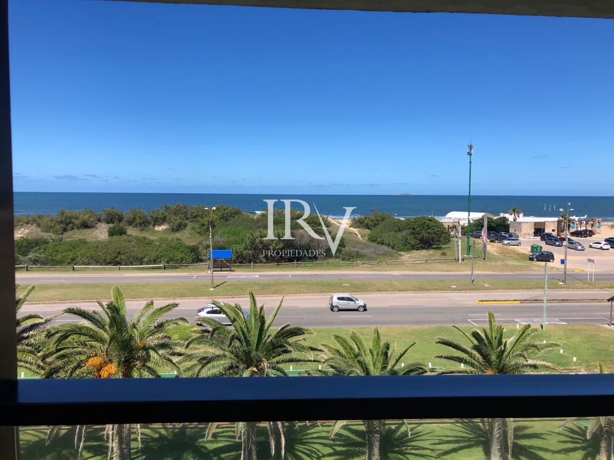 Alquiler Apartamento 4 Suites 2 garajes. Frente a Playa Brava