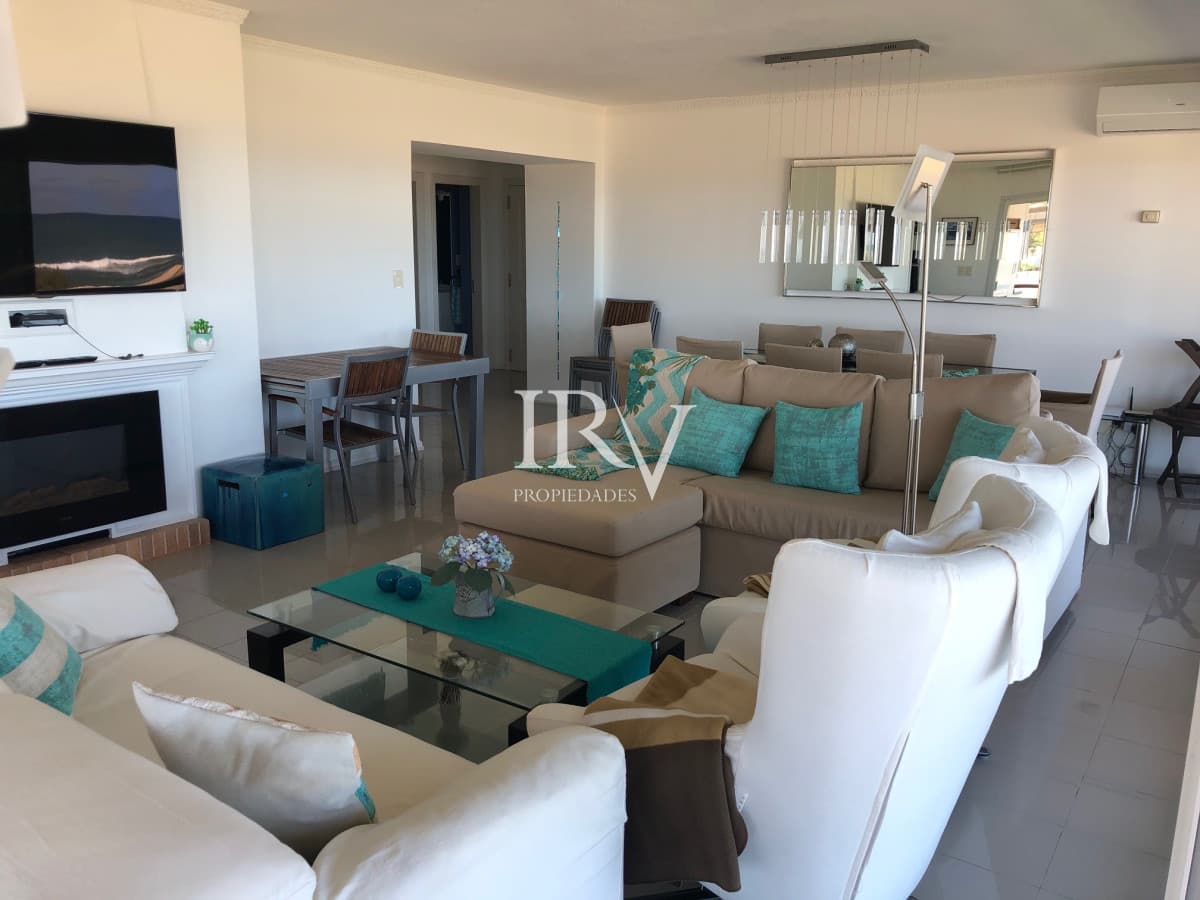 Alquiler Apartamento 4 Suites 2 garajes. Frente a Playa Brava