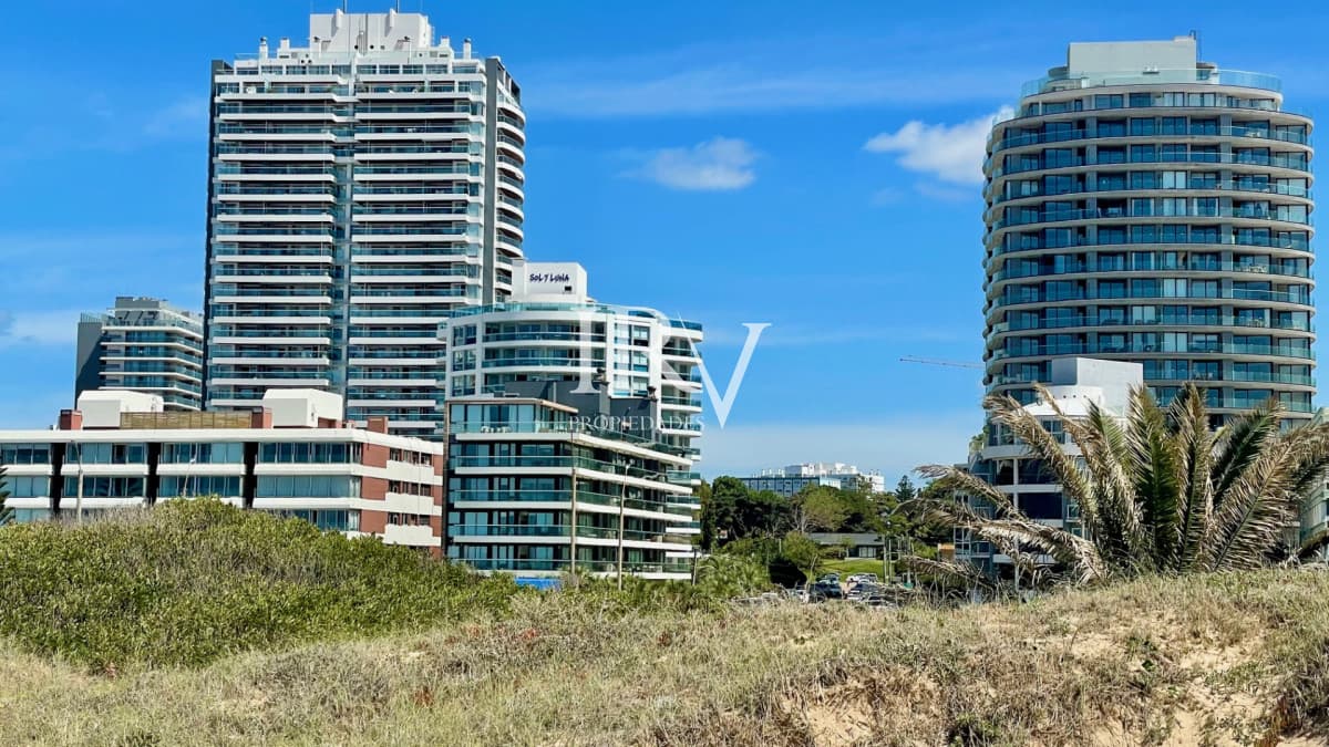 IRV PROPIEDADES Apartamento ID.126 - Oportunidad Real. Apartamento en Venta a 50m de la Playa Brava en Punta del Este