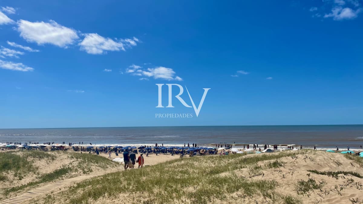 IRV PROPIEDADES Apartamento ID.126 - Oportunidad Real. Apartamento en Venta a 50m de la Playa Brava en Punta del Este