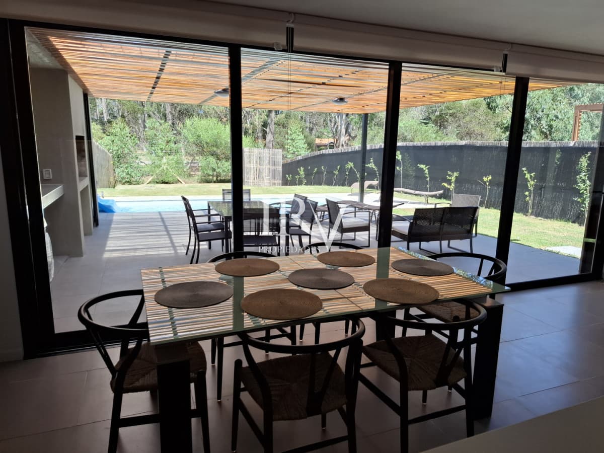 IRV PROPIEDADES Casa ID.926 - Casa Nueva en Venta  4 Suites con Piscina y Parrillero en Solanas ,Punta del Este
