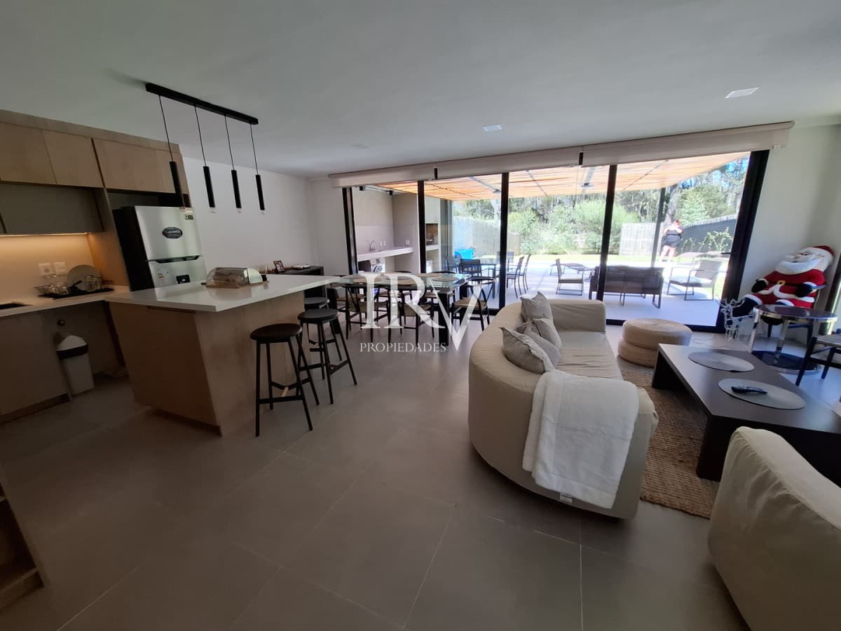 IRV PROPIEDADES Casa ID.926 - Casa Nueva en Venta  4 Suites con Piscina y Parrillero en Solanas ,Punta del Este