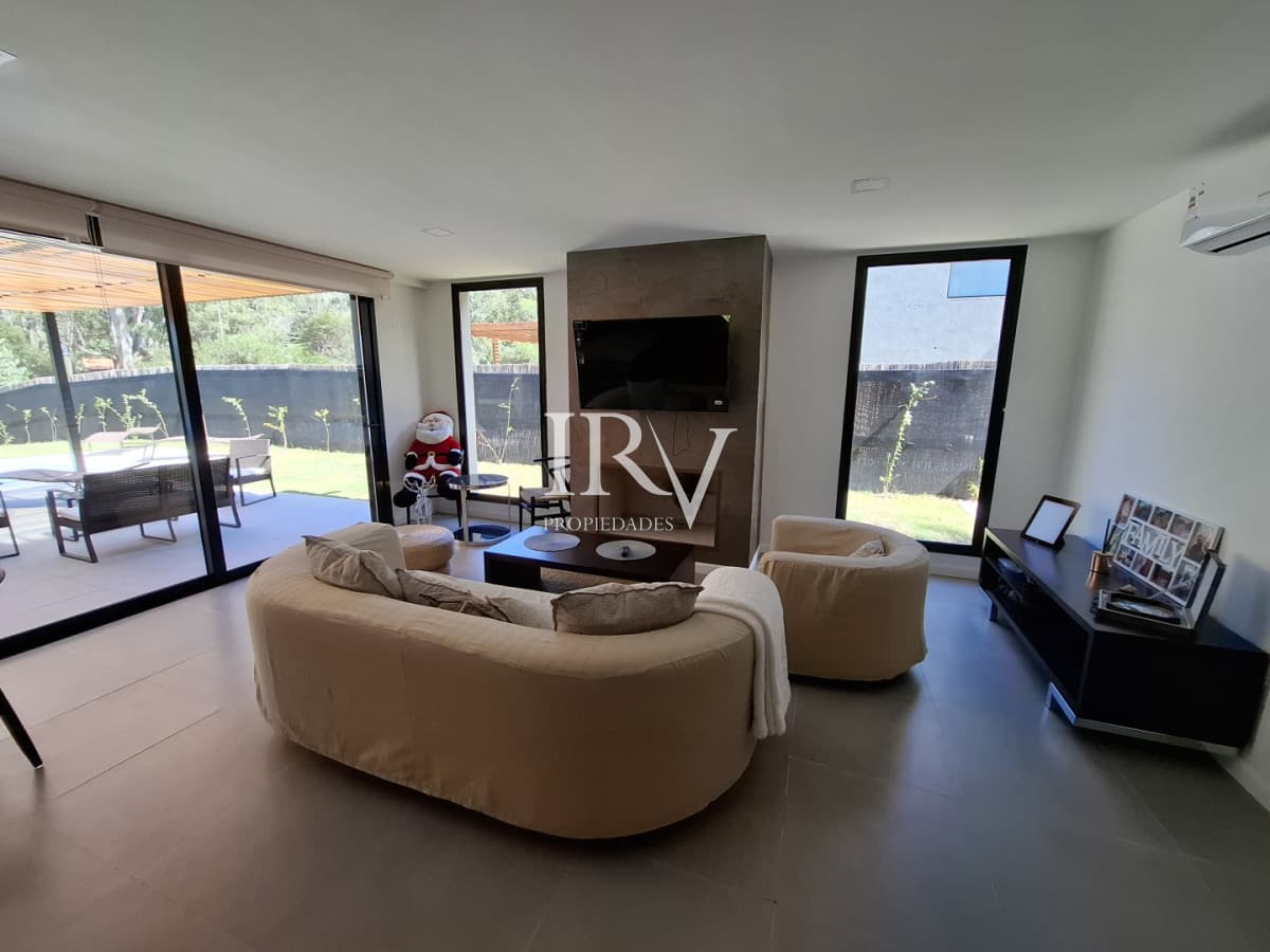 IRV PROPIEDADES Casa ID.926 - Casa Nueva en Venta  4 Suites con Piscina y Parrillero en Solanas ,Punta del Este