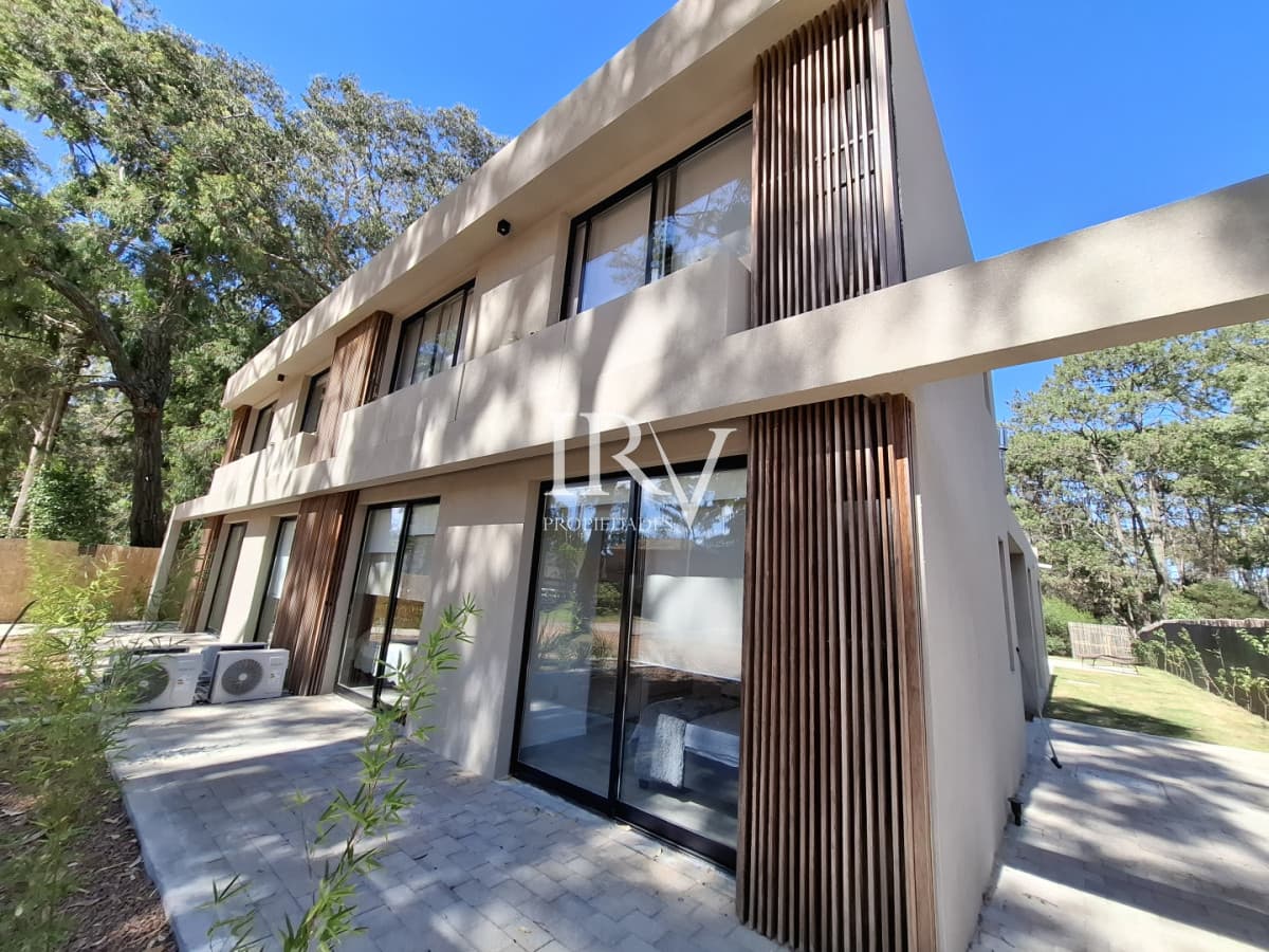 IRV PROPIEDADES Casa ID.926 - Casa Nueva en Venta  4 Suites con Piscina y Parrillero en Solanas ,Punta del Este