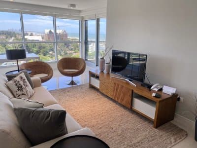 Alquiler temporario de Apartamento de 2 Dormitorios con Parrillero en torre Premium, Playa Brava  -