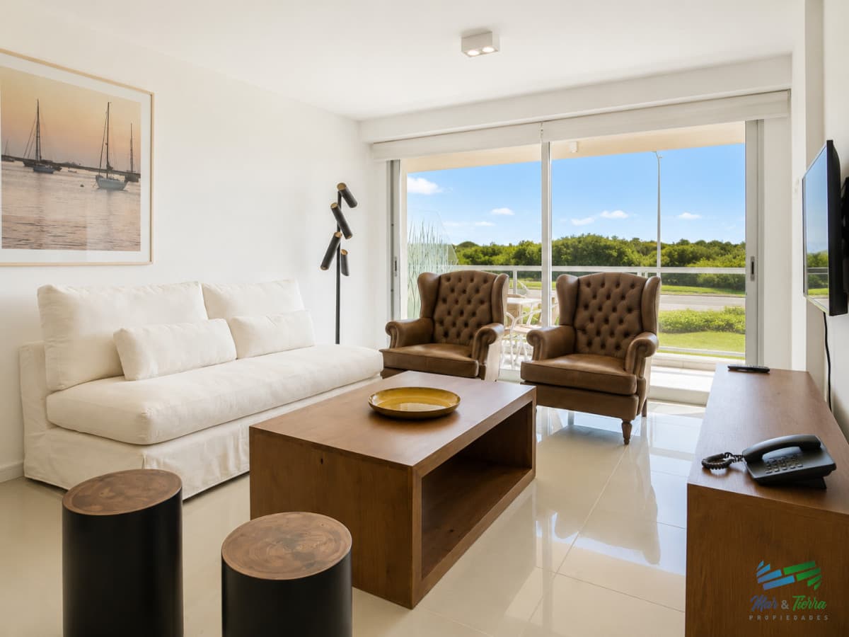 En venta Apartamento de 3 Dormitorios en Primera Linea Playa Brava, Rincon del Indio, Punta del Este