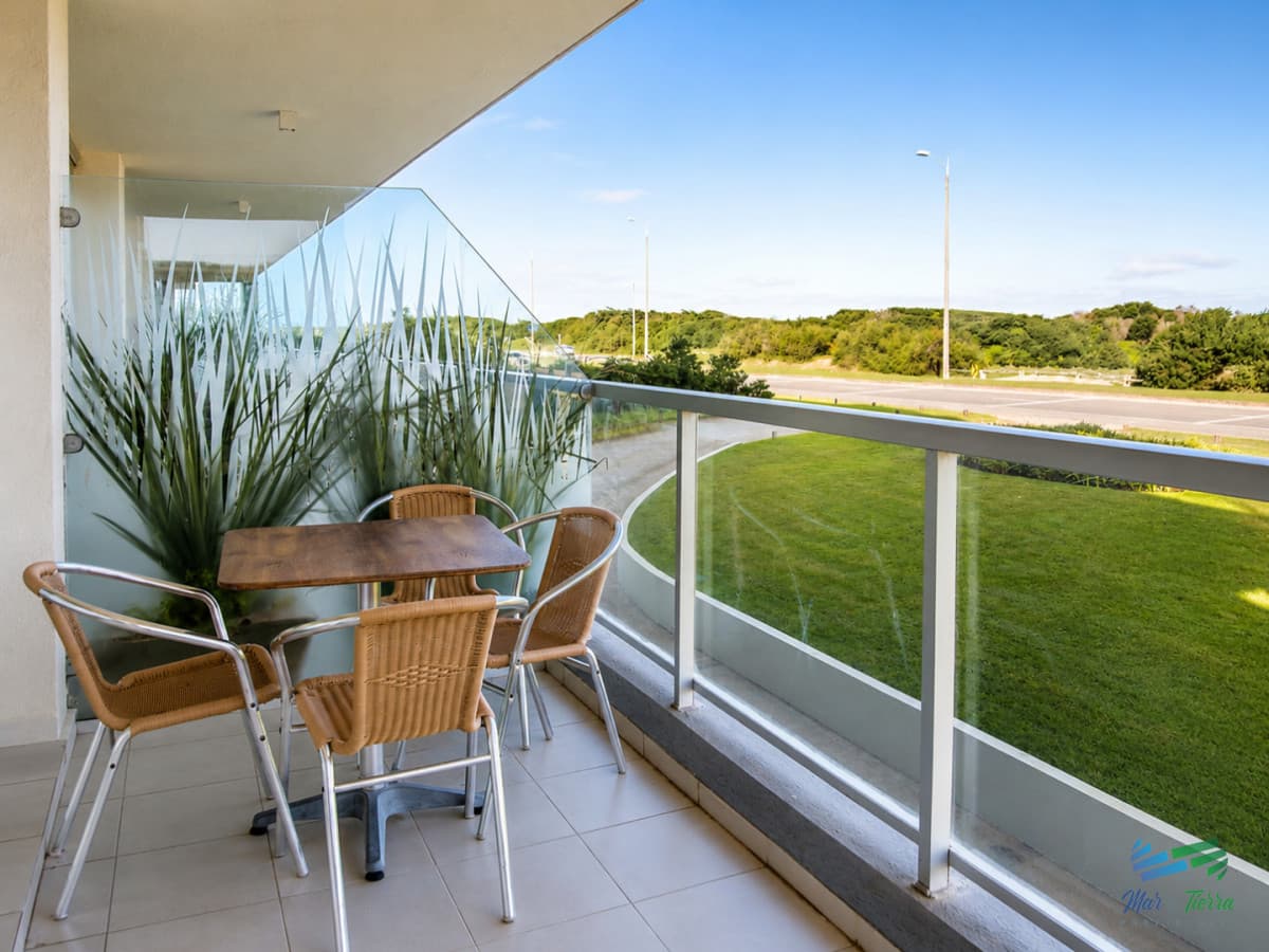 En venta Apartamento de 3 Dormitorios en Primera Linea Playa Brava, Rincon del Indio, Punta del Este