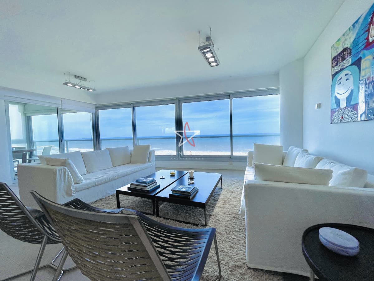 Venta y alquiler temporario de apartamento de tres dormitorios mas dependencia de servicio en Playa Brava - Bintang Propiedades