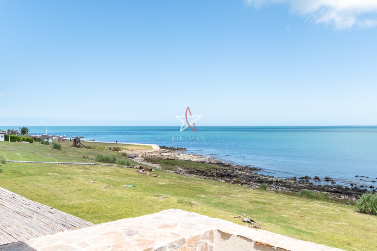Alquiler temporario de apartamento con la mejor ubicación del complejo, unidad de dos dormitorios con parrillero de uso exclusivo, Punta Ballena - Bintang Propiedades