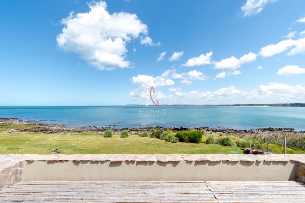 Alquiler temporario de apartamento con la mejor ubicación del complejo, unidad de dos dormitorios con parrillero de uso exclusivo, Punta Ballena - Bintang Propiedades