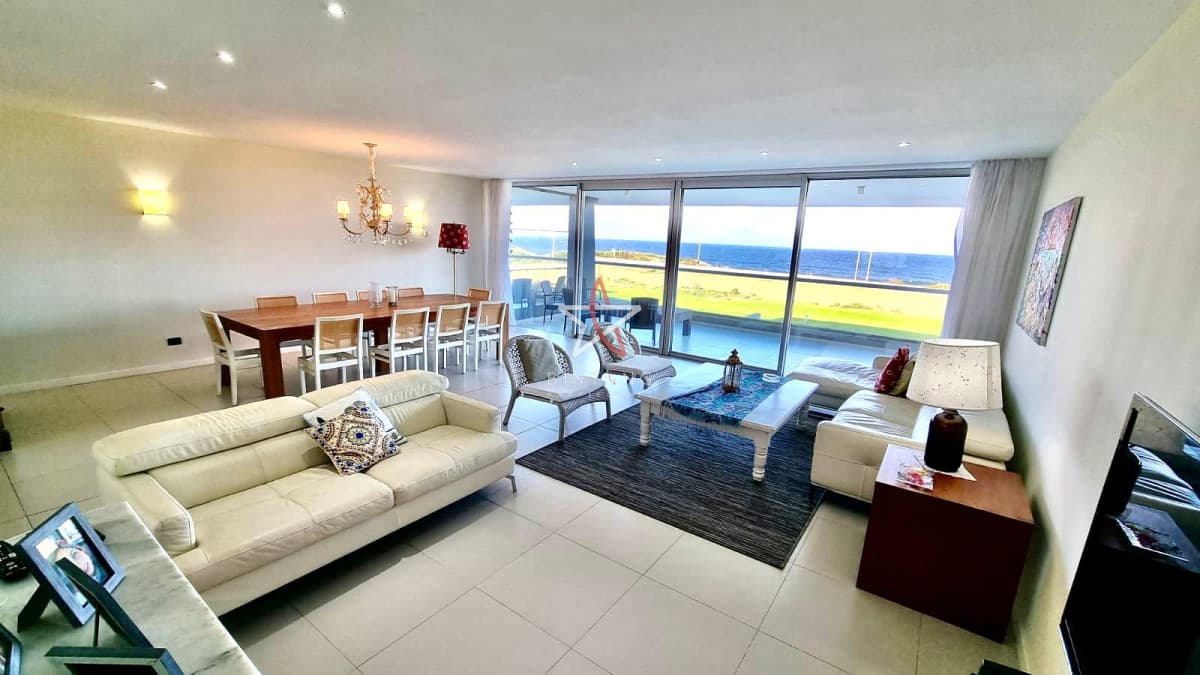 Venta y alquiler temporario de exclusivo departamento de cuatro dormitorios mas dependencia con piscina propia y parrillero, Tiburón Terraza, Brava - Bintang Propiedades