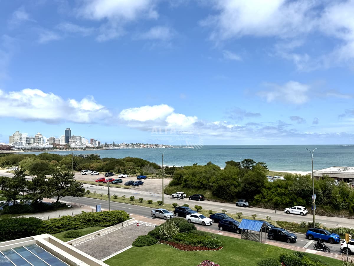 Alquiler apartamento Punta del Este, esquinero de tres dormitorios más dependencia de servicio sobre Playa Mansa, Punta del Este