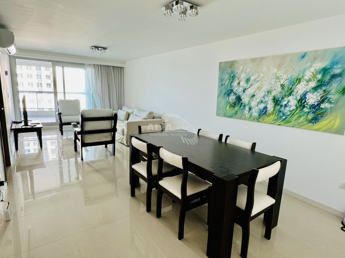 Apartamento en alquiler temporal de 3 dormitorios más dependencia de servicio en Playa Brava