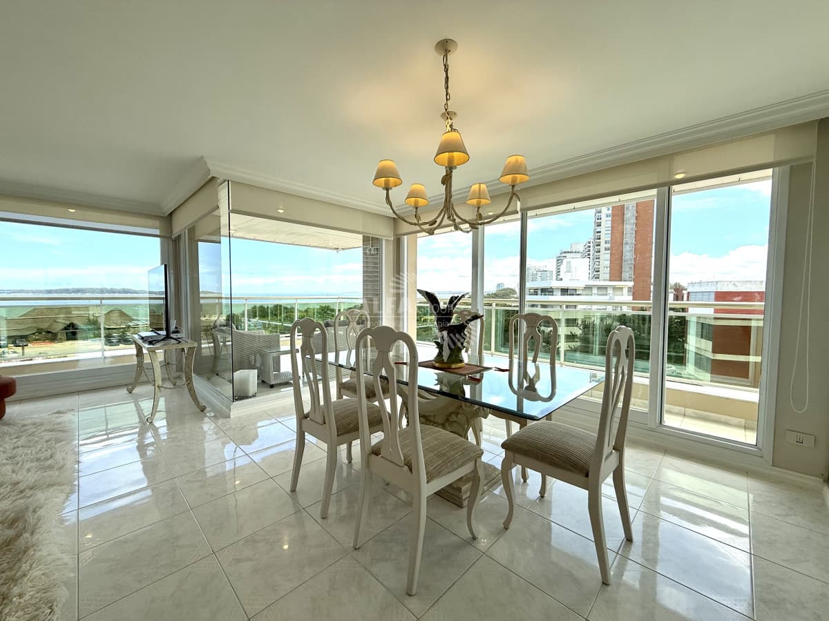 Alquiler apartamento Punta del Este, esquinero de tres dormitorios más dependencia de servicio sobre Playa Mansa, Punta del Este