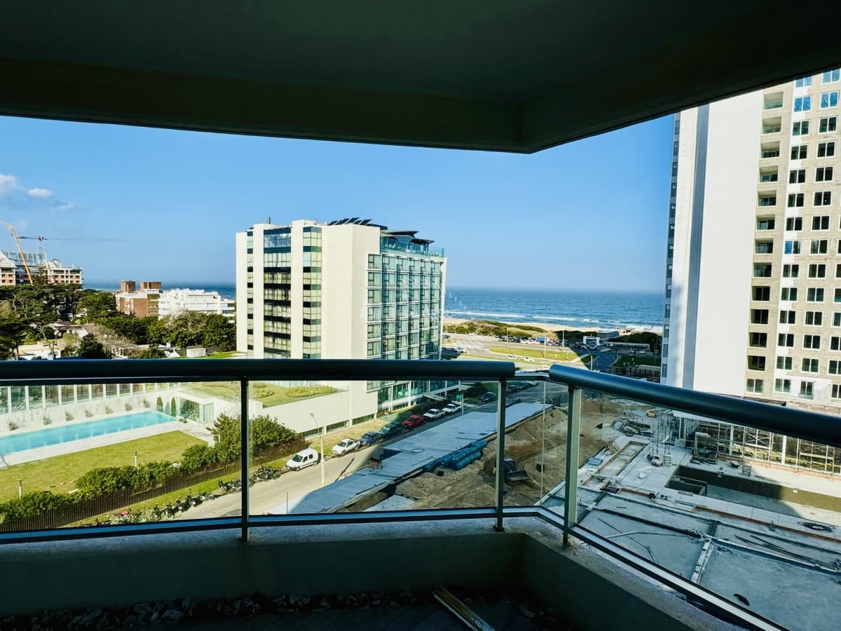 Apartamento en alquiler temporal de 3 dormitorios más dependencia de servicio en Playa Brava