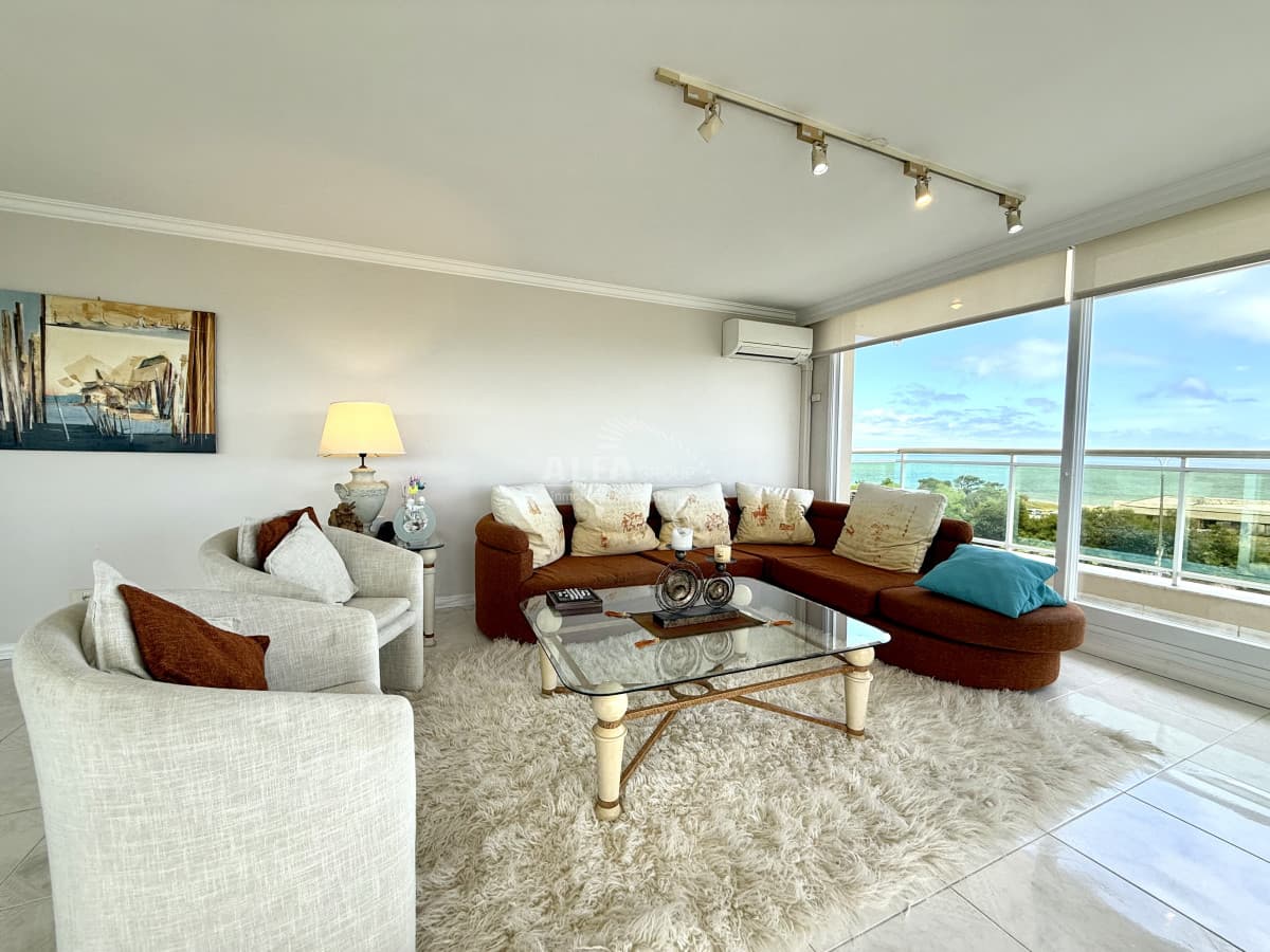 Alquiler apartamento Punta del Este, esquinero de tres dormitorios más dependencia de servicio sobre Playa Mansa, Punta del Este