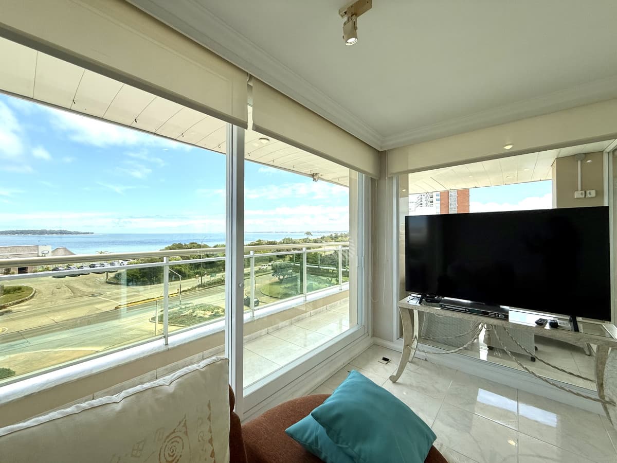 Alquiler apartamento Punta del Este, esquinero de tres dormitorios más dependencia de servicio sobre Playa Mansa, Punta del Este