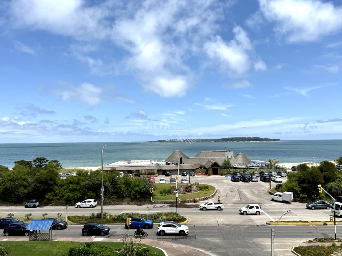 Alquiler apartamento Punta del Este, esquinero de tres dormitorios más dependencia de servicio sobre Playa Mansa, Punta del Este