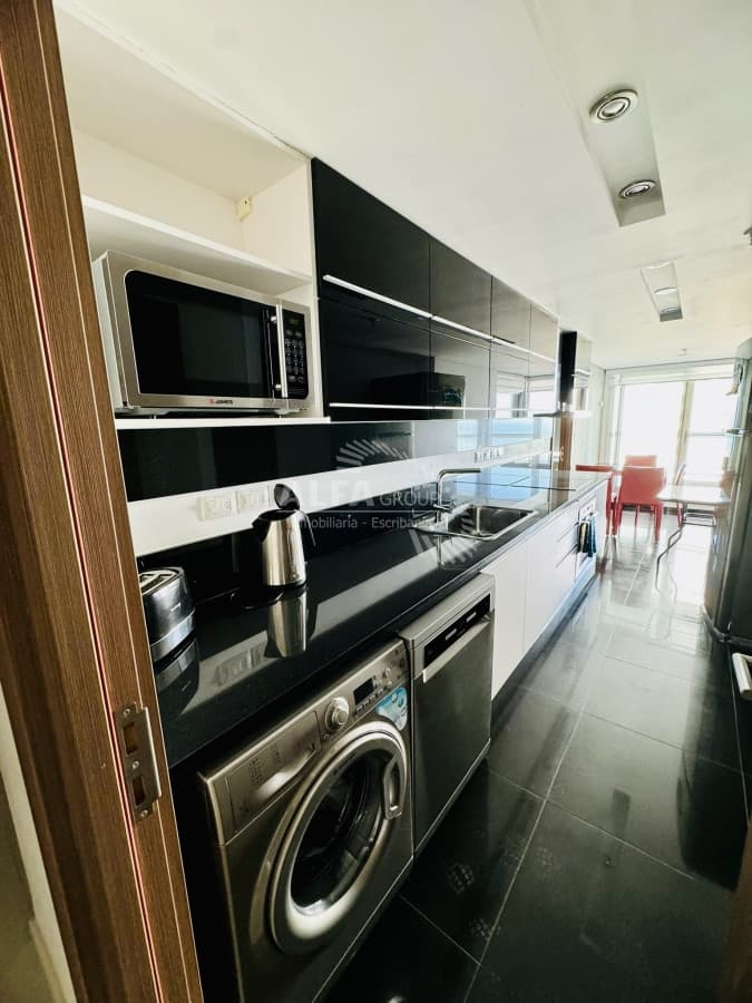 Apartamento en alquiler temporal de 3 dormitorios más dependencia de servicio en Playa Brava
