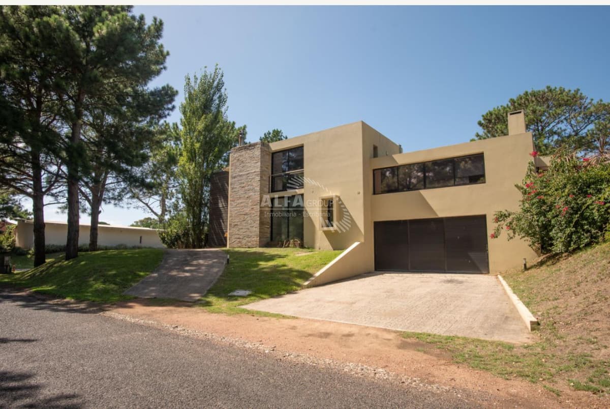 Gran casa en venta dentro de barrio privado La Residence de 3 dormitorios más dependencia y piscina climatizada, Punta del Este