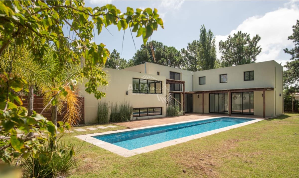 Gran casa en venta dentro de barrio privado La Residence de 3 dormitorios más dependencia y piscina climatizada, Punta del Este