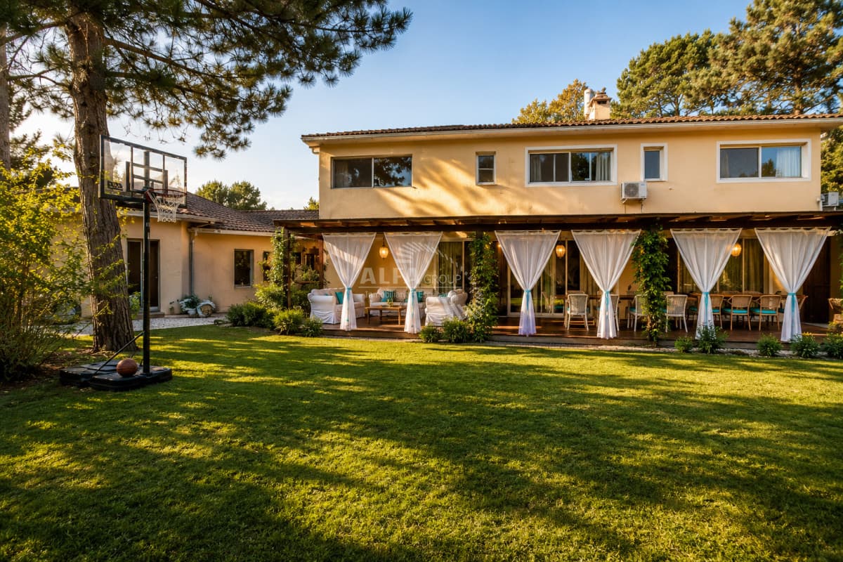 Excelente Casa de 5 Dormitorios en Barrio Privado La Arbolada, Punta del Este
