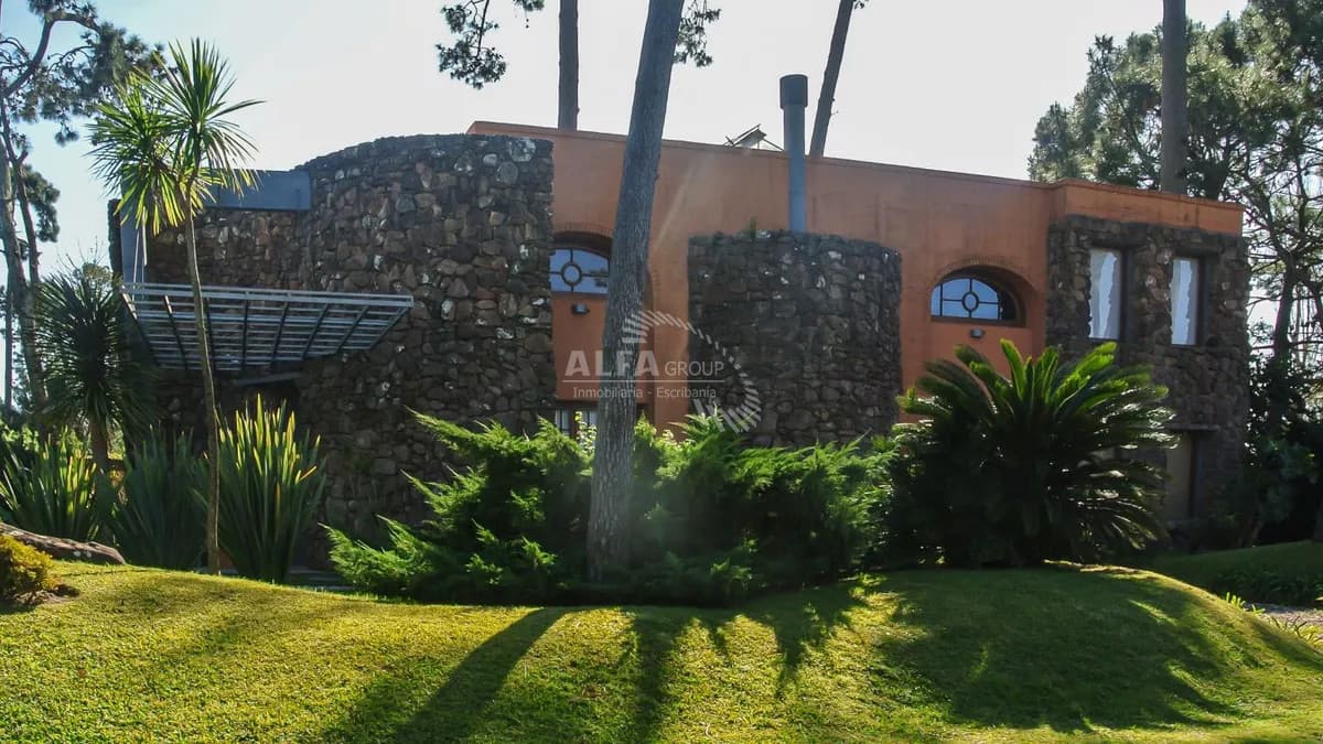 Excelente Casa de 5 Dormitorios, Piscina y Barbacoa en Barrio Privado, Punta del Este