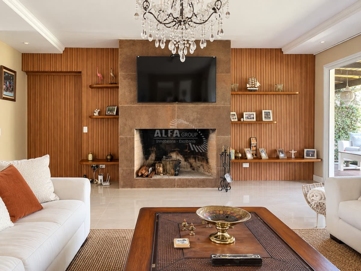 Excelente Casa de 5 Dormitorios en Barrio Privado La Arbolada, Punta del Este