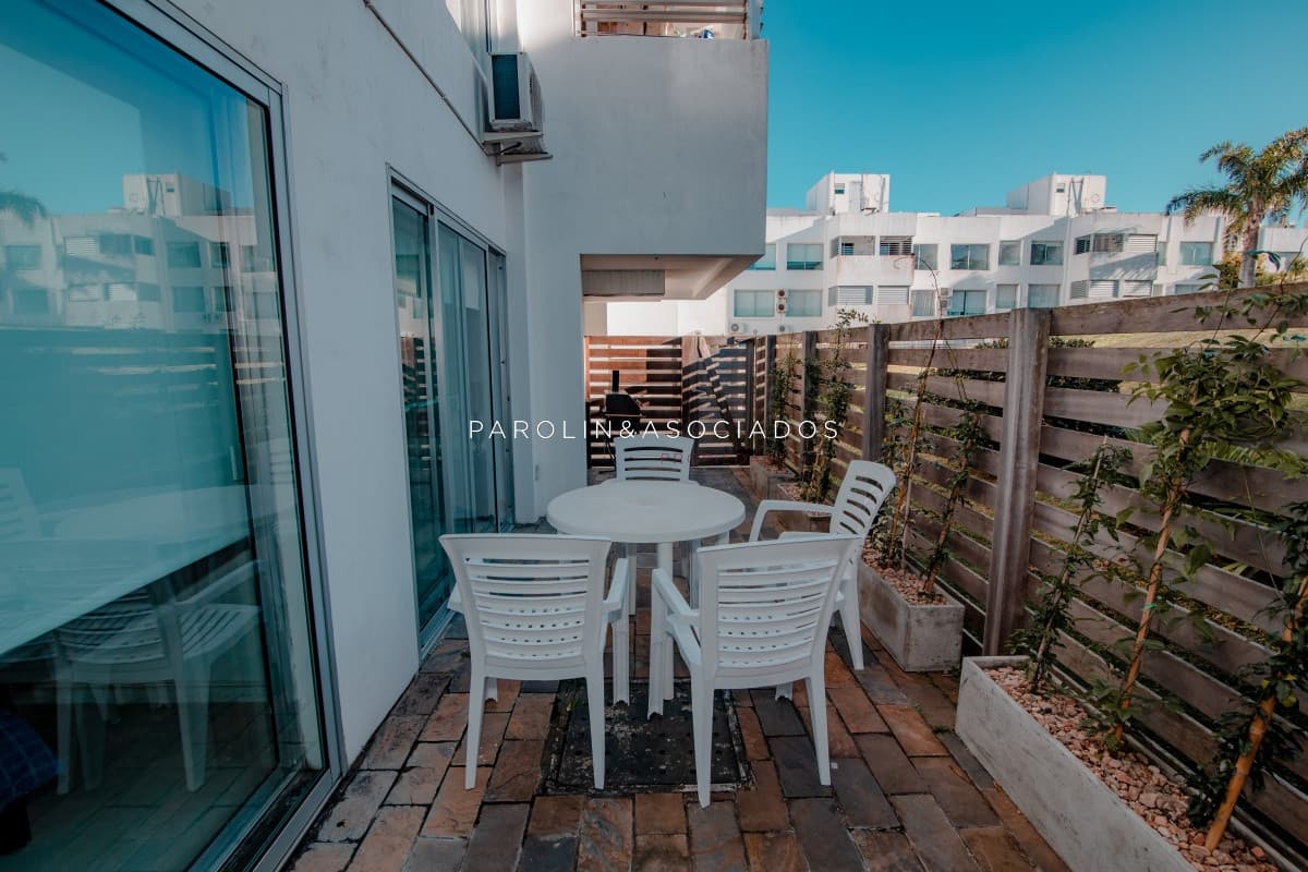 Apartamento en venta con 3 dormitorios en Esturión Montoya, Punta del Este.