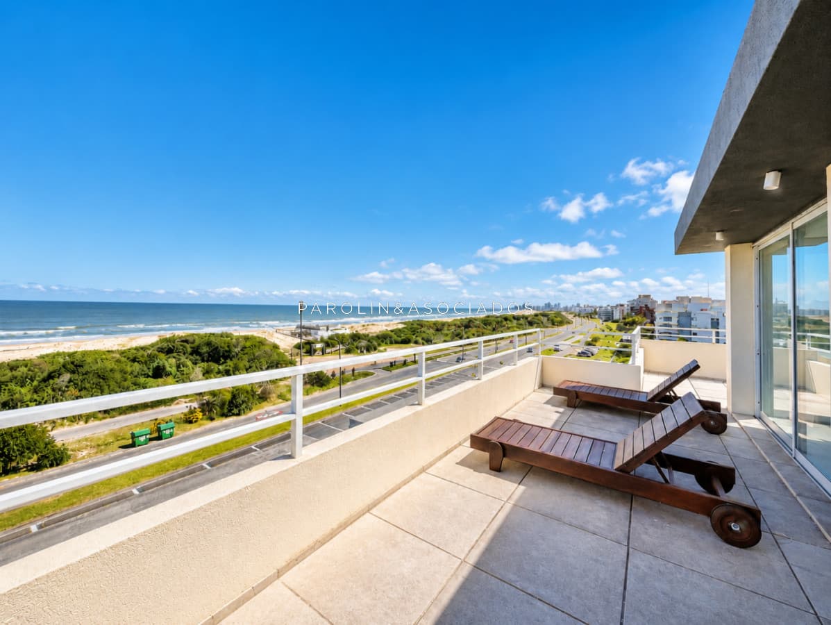 Penthouse de 3 Dormitorios en Primera Línea del Mar, Playa Brava Punta del Este