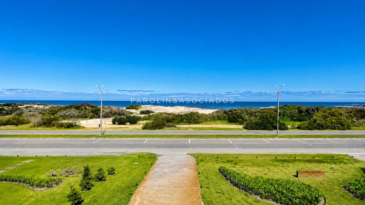 Apartamento de 3 Dormitorios en Primera Línea del Mar, Playa Brava Punta del Este