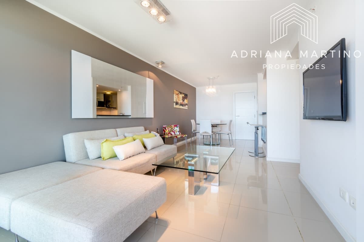 Apartamento de 2 Dormitorios en Playa Brava con Vista al Mar